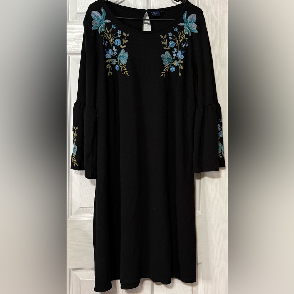 Kaari Blue Curvy Embroidered Dress 2X Black Blue Floral Long Sleeve